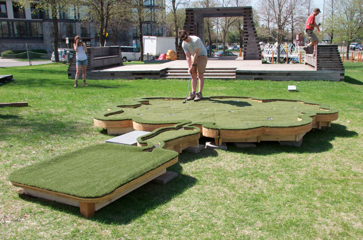 18 Holes in One<br />
(with Stephen Mohring)<br />
Walker on the Green- Minneapolis Sculpture Garden, David Lefkowitz, 2013